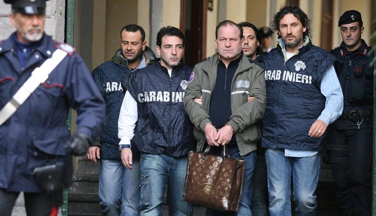 DECIMATO IL CLAN DI SALVATORE CUTOLO –  11 arresti per droga: c’è anche la moglie del boss della 44