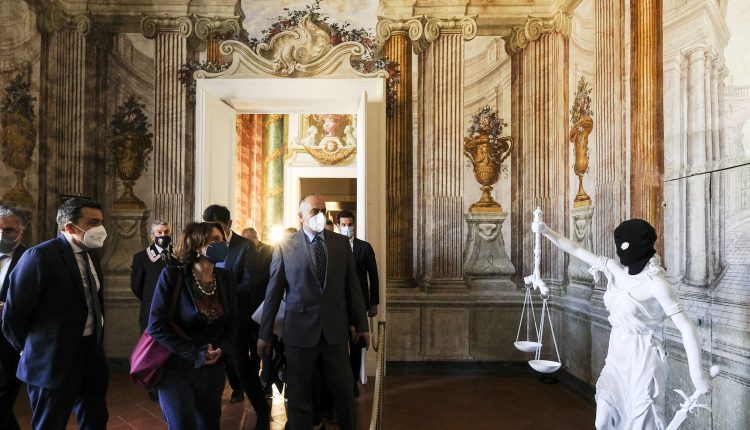 L’importante collezione privata dello stilista internazionale aperta al pubblico: la Fondazione Ente Ville Vesuviane presenta la mostra COSI’ FAN TUTTI le opere  di Ernesto Esposito a Villa Campolieto