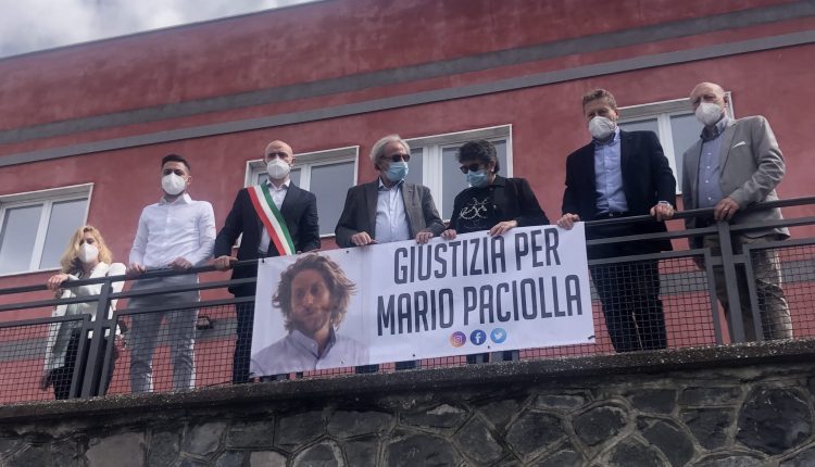 GIUSTIZIA PER MARIO PACIOLLA – A Massa di Somma sindaco e assessori appongono lo striscione e incontrano i genitori del cooperante Onu ammazzato in Colombia