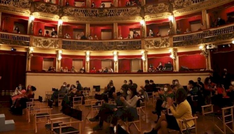 Aspirante attrice suicida nel Teatro Bellini di Napoli