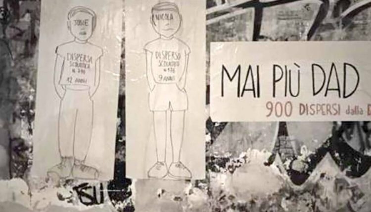 Protesta No DaD a Napoli: sagome di 900 alunni vittime di dispersione