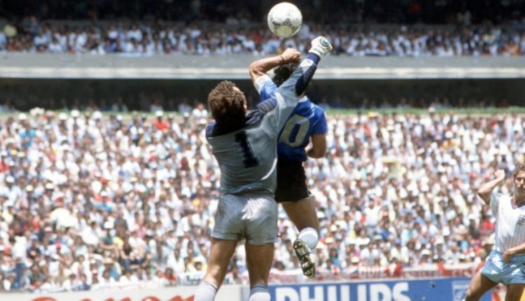 f_-argentina-maradona-diego-calcio-inghilterra-mano-gol-secolo-dio-lqqr