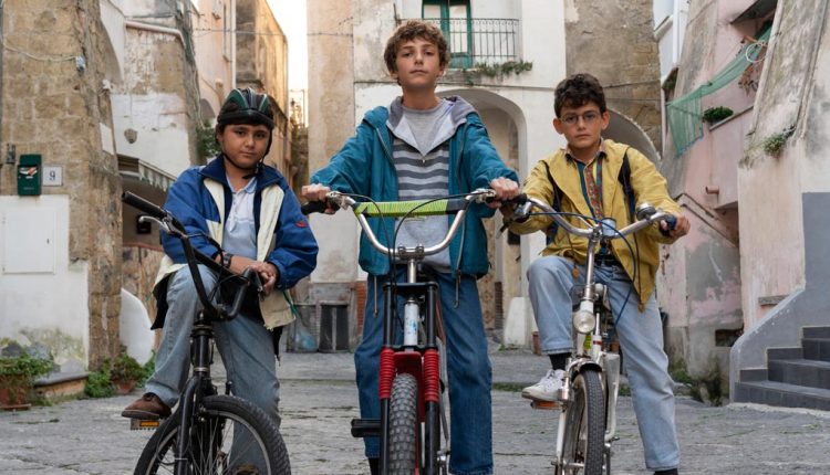 Generazione 56K, su Netflix la nostalgia degli anni ’90: con The Jackal, tra la Procida di Troisi e Napoli