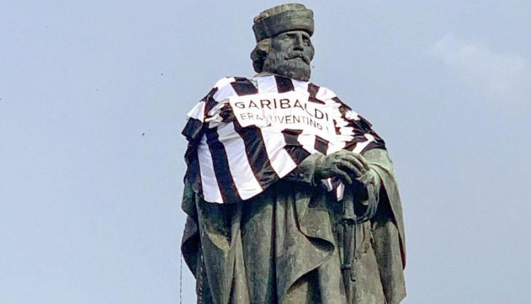 Garibaldi juventino, polizia sequestra striscioni, maglia e identifica attivisti. Napoli Capitale: “Pieno rispetto delle Forza dell’Ordine che fanno il loro lavoro ma nessuno ci intimidisce. Non è più tempo di oppressori e sfruttatori”