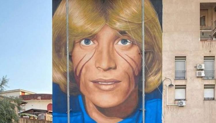 Nino D’Angelo inaugura il murale di Jorit a San Pietro a Patierno