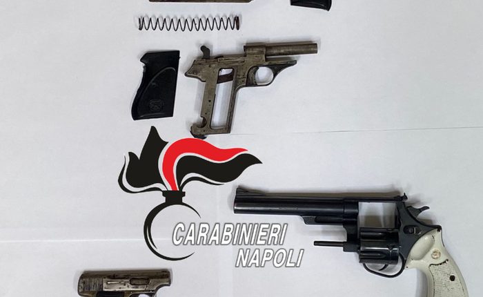 Pistole e proiettili scoperti dai carabinieri in un semi-interrato delle case popolari