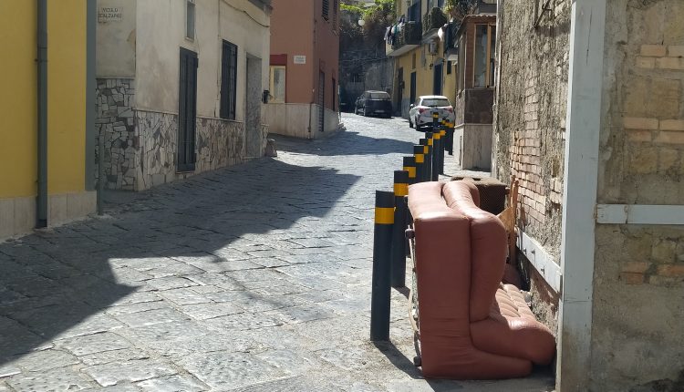 Al Centro storico di Pollena Trocchia l’unico spazio pedonale è ostruito da più di un mese da ingombranti. Nella totale indifferenza di tutti