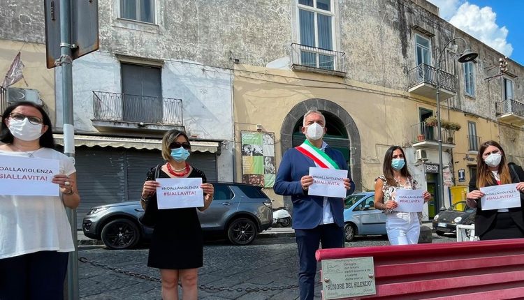 IN SILENZIO PER URLARE IL DOLORE – A Somma Vesuviana il flashmob dell’amministrazione contro la violenza sulle donne