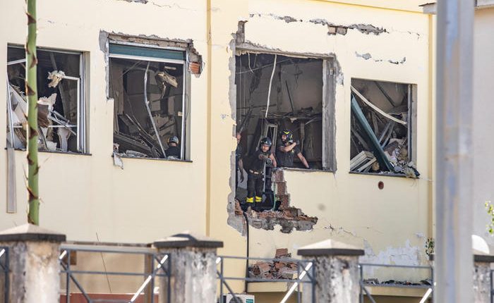Esplosione in Commissariato di polizia a Castellammare di Stabia: devastati 6 locali, si indaga per accertare le cause, per fortuna non ci sono feriti 