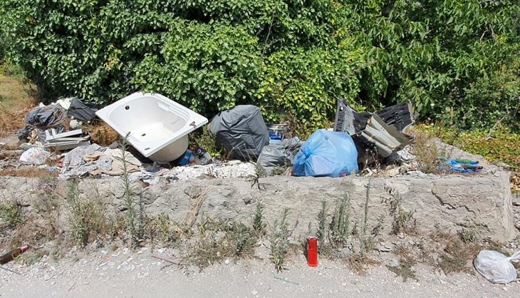 A Pollena Trocchia, le strade di accesso ai sentieri del Parco Nazionale del Vesuvio piene di rifiuti di ogni tipo. La segnalazione al sindaco e all’assessore dei consiglieri De Siena, Di Sarno e Fiorillo