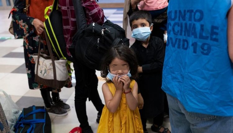 Afghanistan: arrivati a Napoli altri 87 profughi: sistemati al Covid Residence, tra loro una decina di bambini