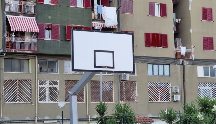 A Pollena Trocchia l’unica struttura sportiva pubblica è una gabbia: al campo di basket infatti mancano da mesi i canestri