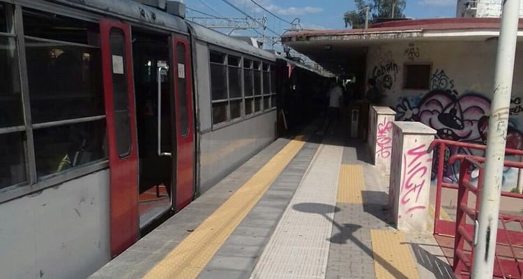 Si stende in mezzo a rotaie nei pressi della stazione Circum di San Giorgio a Cremano, passa il treno ma resta illeso