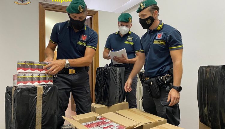 Operazione della Guardia di Finanza a Volla: un anziano contrabbandiere aveva 46 casse di sigarette in un garage