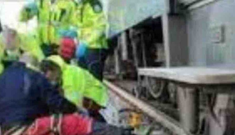 Investito e ucciso dal treno in corsa a Torre del Greco: passeggeri costretti a scendere dal convoglio