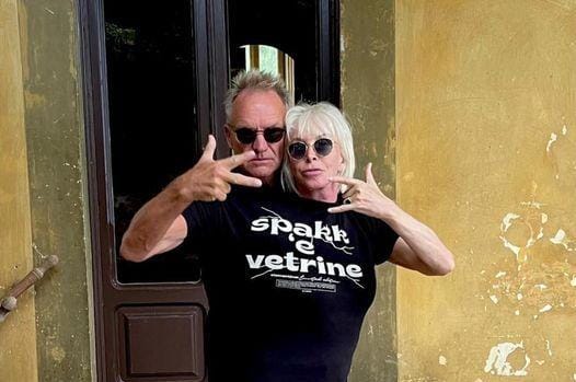 Sting e la moglie Trudie  a spasso per Napoli: la foto con la maglietta di Clementino è virale