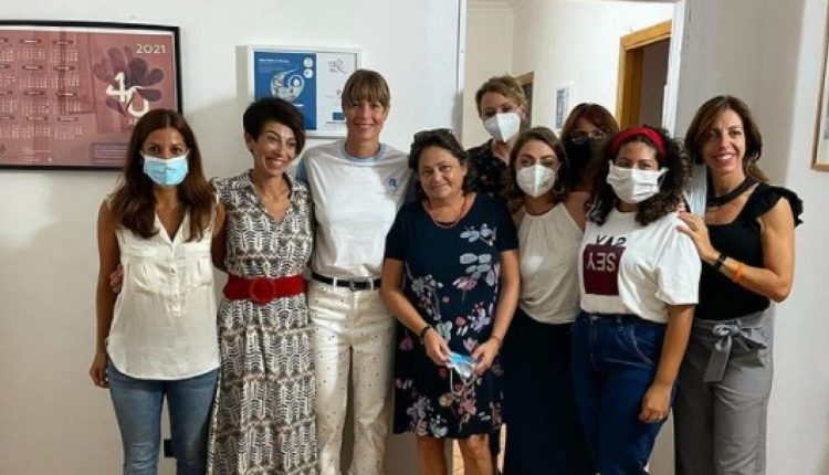 Il nuoto contro la violenza – Federica Pellegrini visita Casa Fiorinda, l’alloggio per le donne maltrattate