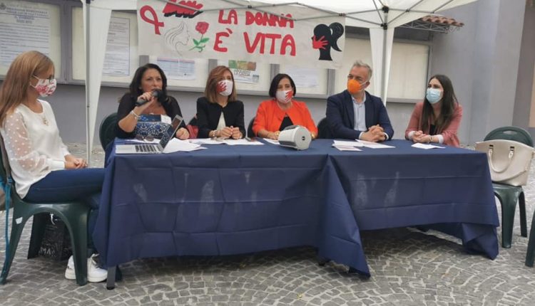 SIEDITI ACCANTO A ME – A Somma Vesuviana un incontro per rilanciare la cultura della non violenza: non solo la panchina rossa ma continuano le segnalazioni anonime nella “buca” di EvaproEva