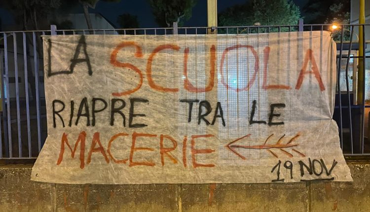 RICOSTRUIRE LA SCUOLA – A Pomigliano d’Arco il primo giorno di scuola inizia così: striscioni fuori gli istituti. L’unione degli studenti: “Vogliamo un rientro in sicurezza senza più tagli all’istruzione”