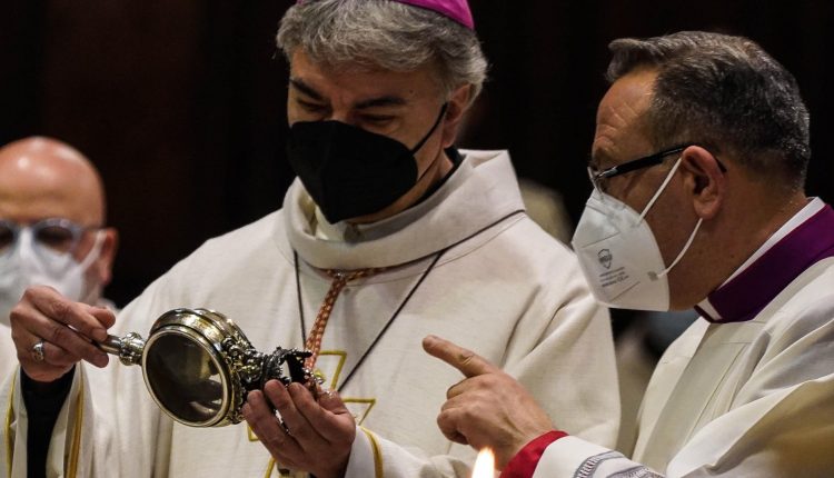 San Gennaro ha fatto il miracolo: l’annuncio è stato dato alle 10 in Duomo