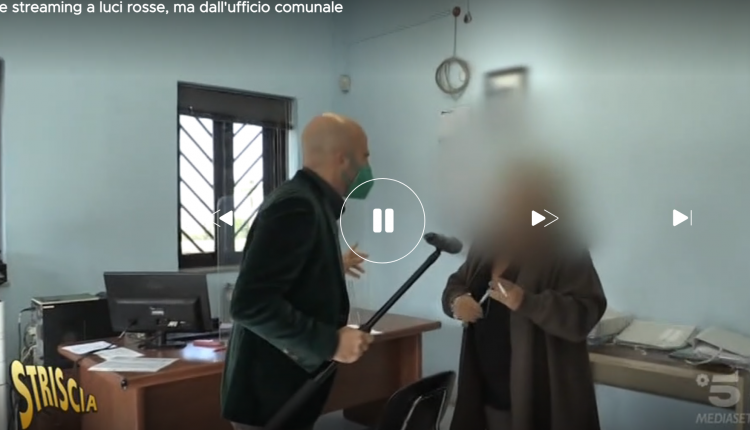 Benvenuti all’ufficio dirette porno: a Ercolano un’impiegata si mostra in video ‘hot’ al lavoro, l’ira del sindaco Bonajuto