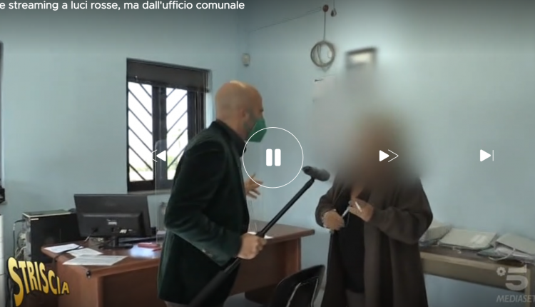 NELL’UFFICIO DIRETTE PORNO – A Ercolano, si allarga scandalo: nell’ufficio a luci rosse compravendita di loculi