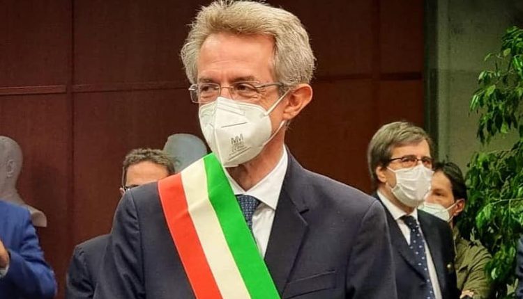 L’ex rettore della Federico II ed ex ministro dell’università Gatenao Manfredi proclamato sindaco. “La campagna elettorale è finita, avanti tutta per il rilancio di Napoli”