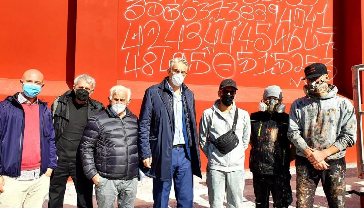 Al via il murale dedicato a Massimo Troisi, nell’omonima piazza, tra pochi giorni consegnata alla città