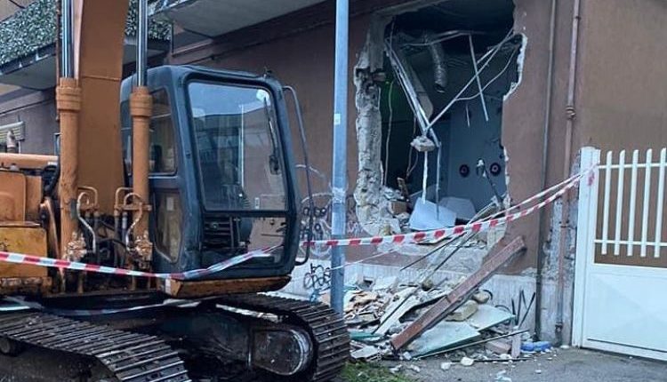 A Volla, sfondano il muro ed entrano in banca. Furto nella notte alla filiale Bper Bnca di via Rossi