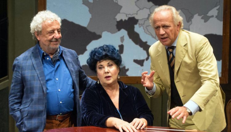 In scena fino  a domenica 28 novembre 2021, lo spettacolo teatrale “Così parlò Bellavista” con Geppy Gleijeses, che cura anche la regia, e con Marisa Laurito e Benedetto Casillo.