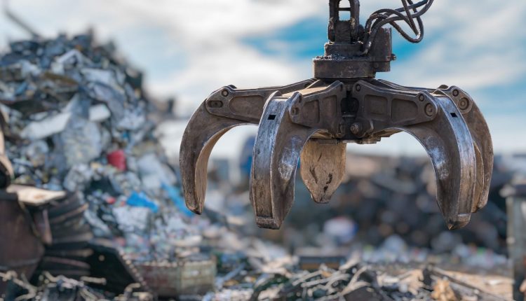 Il Rapporto di Legambiente sulle ecomafie in Campania, 16 reati al giorno: maglia nera la provincia di Napoli, terza Salerno