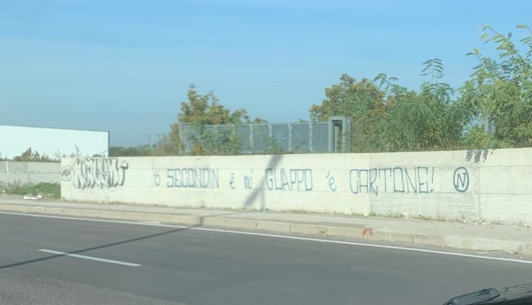 Ponticelli, su un muro del lotto O il murale ‘O secondino è nu guappo ‘e cartone’. Borrelli: (Europa Verde): Ennesimo segnale di sfida allo Stato”