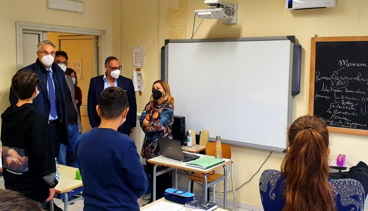 Covid-19 nelle scuole: al via il progetto pilota con l’installazione di sanificatori nelle  aule degli istituti di San Giorgio a Cremano. il sindaco Zinno: “Obiettivo,creare classi protette per tutelare la salute della platea scolastica”