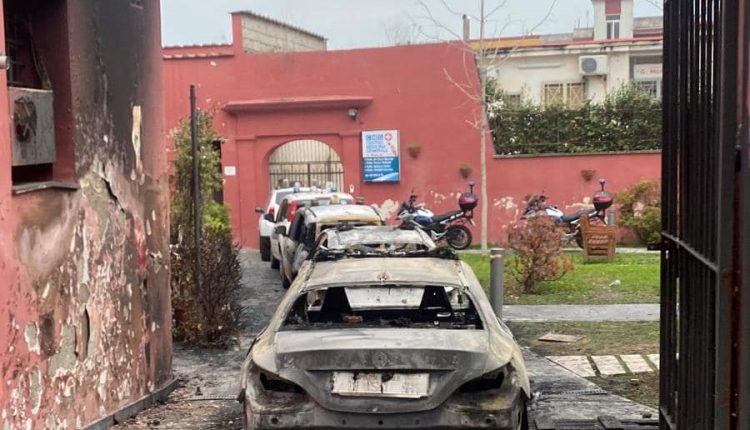 A Pomigliano d’Arco in fiamme l’intero parco auto della Polizia Municipale: si indaga sulla matrice dolosa delle fiamme