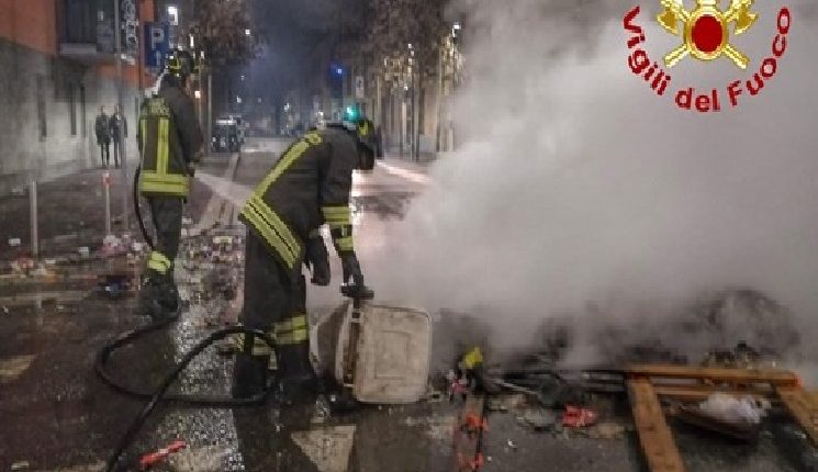 A San Giorgio a Cremano le fiamme distruggono il gazebo di un ristorante e anneriscono un palazzo