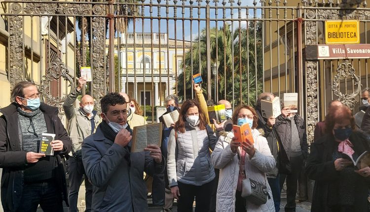 Flash mob del Movimento Cinque Stelle a Villa Savonarola per la riapertura della biblioteca