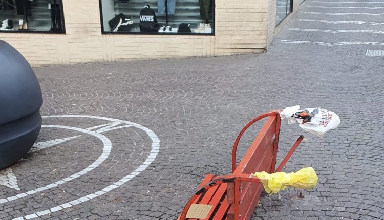 A Portici sul viale principale, stanotte i soliti imbecilli hanno divelto la “panchina rossa” fatta installare dalla Consulta per le pari opportunità