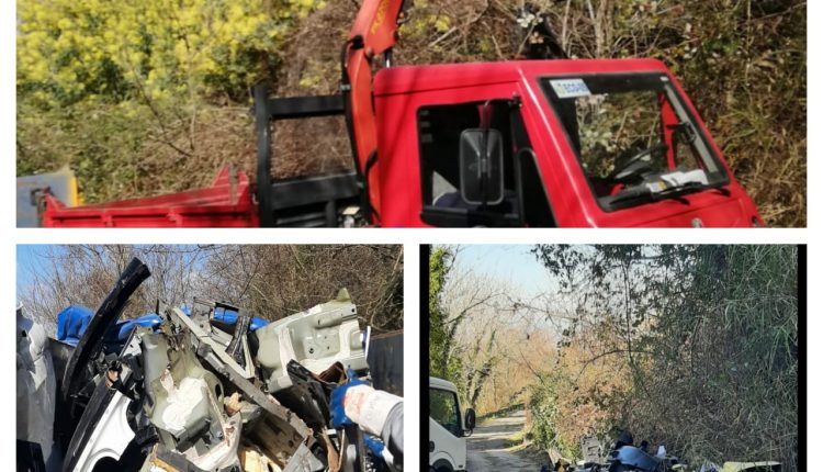 VIA GROTTOLE, OPERAZIONE STRAORDINARIA DI PULIZIA RIMOSSI A POLLENA TROCCHIA  RIFIUTI IN FERRO E PLASTICA 