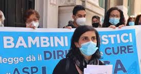 Napoli, sit-in genitori bimbi autistici: “La Delibera 131 riduce le cure, serve una legge regionale”