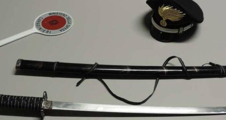 Ubriaco e armato di una katana, fermato e denunciato dai Carabinieri a Ottaviano