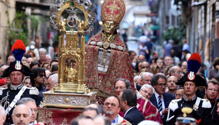 Torna dopo tre anni di blocco (uno per maltempo, due per il Covid) la processione del Miracolo di San Gennaro