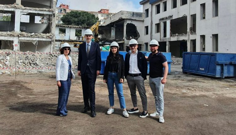 A San Giorgio a Cremano, in corso la “demolizione controllata” del plesso S.Agnello in via Cappiello. Entro giugno sara’ interamente abbattuta e si procedera’ alla fase di ricostruzione e rigenerazione urbana