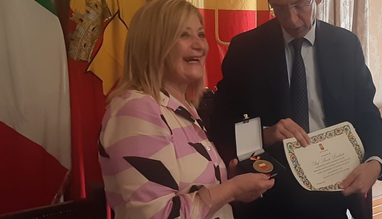 Durante il Premio Nazionale Amato Lamberti, riconoscimento del sindaco Manfredi alla vedova del sociologo con la medaglia della città e un pergamena