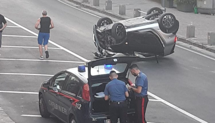 LA TRAGEDIA SFIORATA –  A San Sebastiano una Smart prima fa una gimcana e poi si ribalta. E’ emergenza scorribande in città, specie di notte