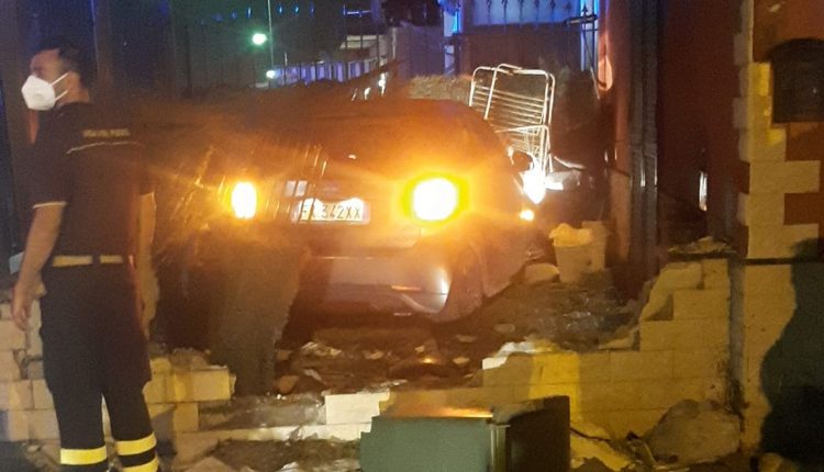 Tragedia sfiorata a Pollena Trocchia: con un’auto rubata distruggono il muro di cinta di un’abitazione di via Cavour