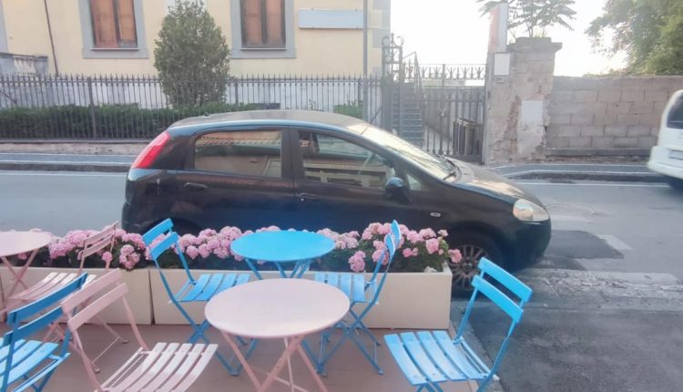 L’INCIVILTA’ E LA DOLCEZZA – Un’auto parcheggiata a Pollena Trocchia fuori i tavolini della Pasticceria Celestina per un’intera giornata: la denuncia social di Nancy Sannino