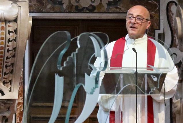 Don Antonio Loffredo non sarà più il parroco della Sanità: il vescovo Battaglia sposta molti sacerdoti a Napoli