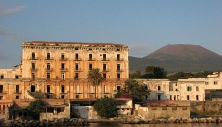 Lido abusivo scoperto e smantellato a Portici: denunciato ed espulso dall’Italia il gestore abusivo