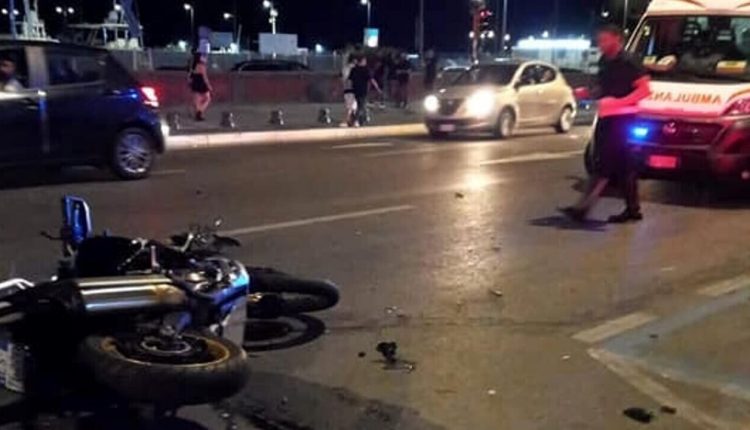 A tutta velocità in moto sul lungomare di Napoli uccide donna, la denuncia dei Verdi e di Forza Italia: specie la notte il lungomare diventa una pista