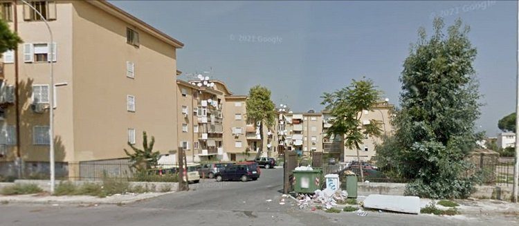 Sparatoria a Somma Vesuviana: sei colpi di pistola contro una palazzina di Parco del Sole, si indaga sulla camorra locale